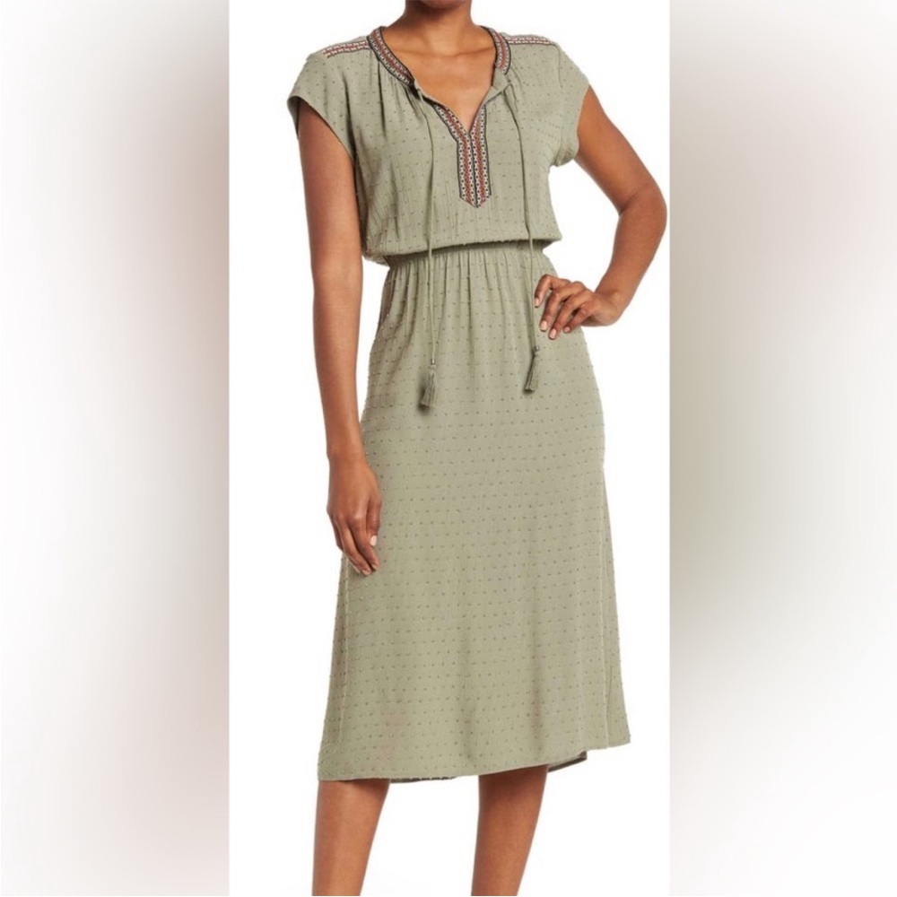 Dr2 Keyhole Short Sleeve Embroidered Dress NWT